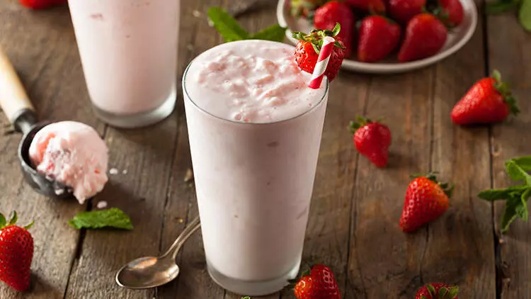 ÇİLEKLİ MİLKSHAKE
