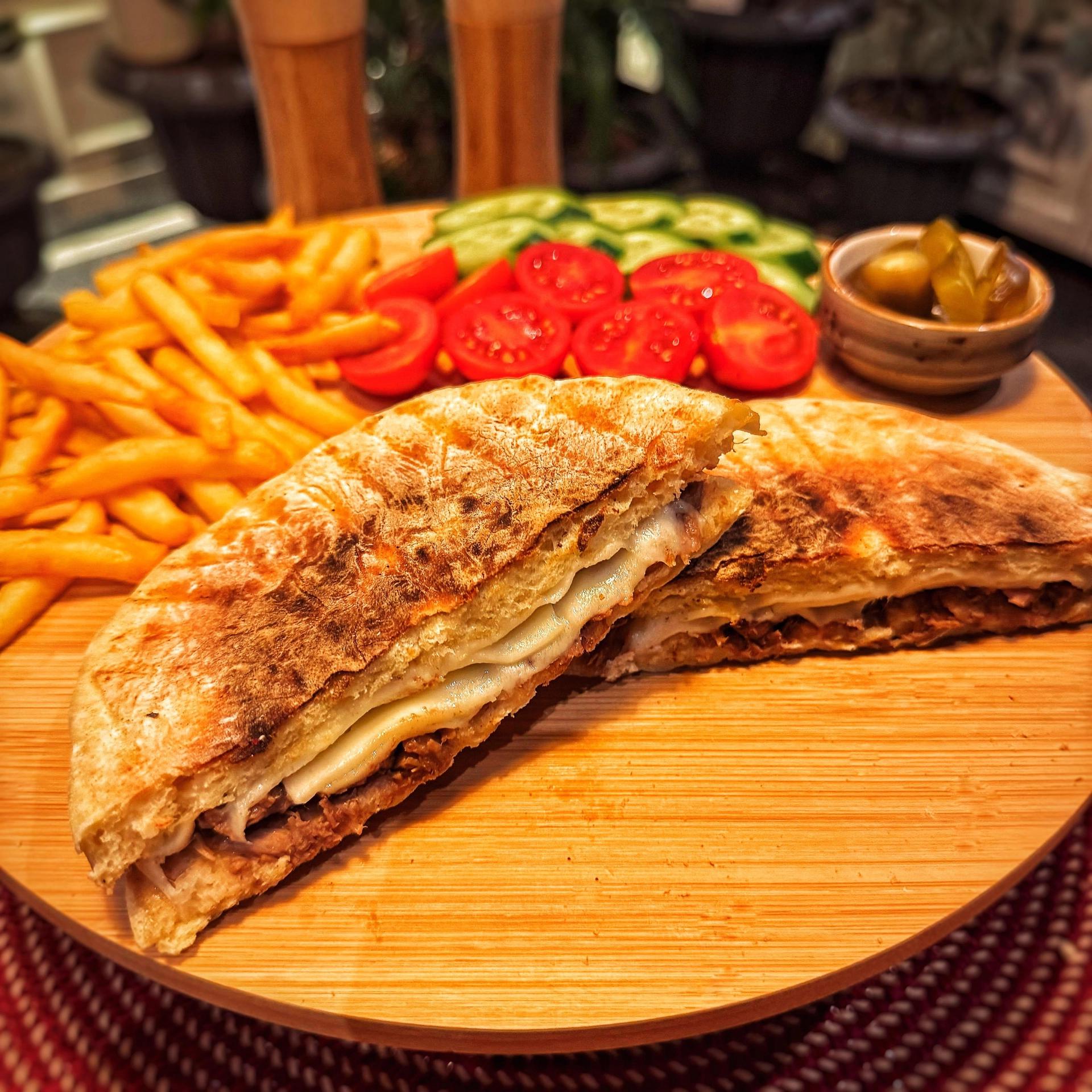 Kavurmalı Kaşarlı Bazlama Tost
