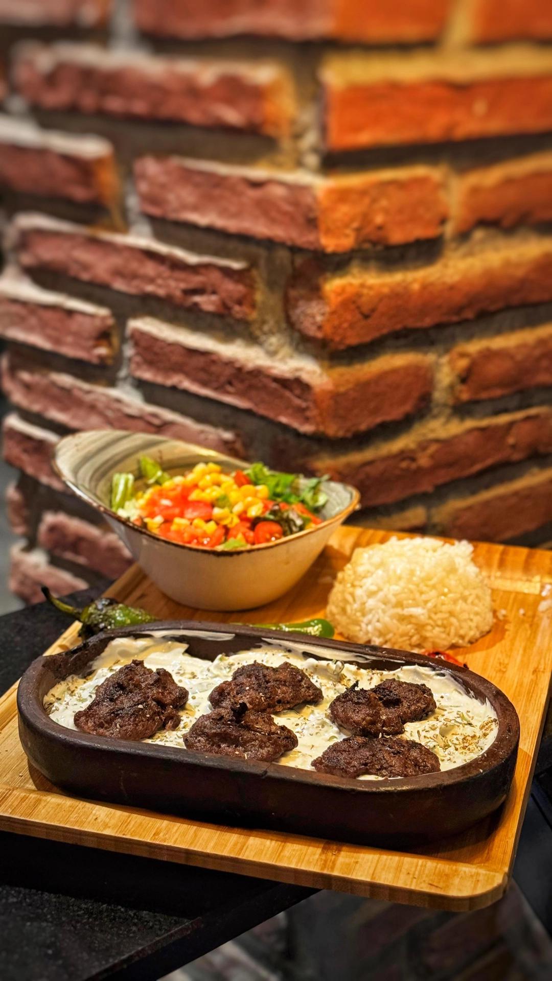 Otlu Yoğurtlu Köfte